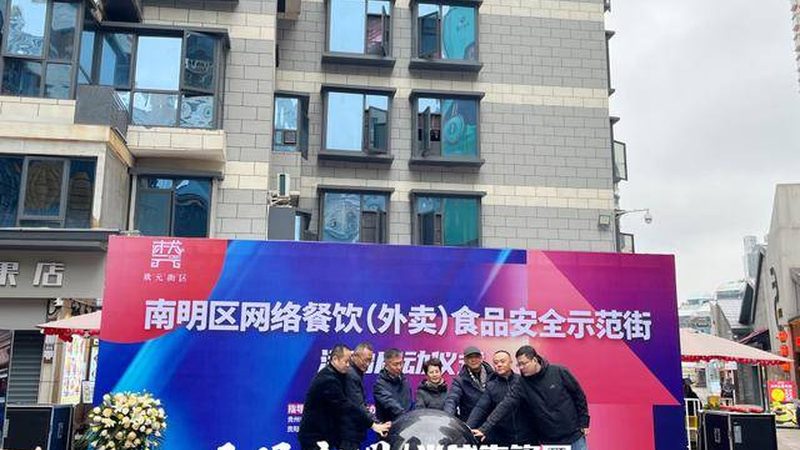 在挑选坚果炒货年货礼盒时，首先要关注的是规格参数。这包括但不限于以下几点：